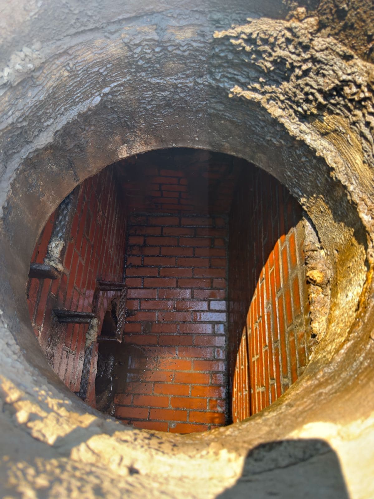 Manhole cleaned by high-pressure jetting